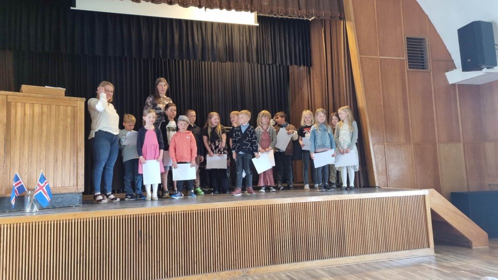 Nemendur 1-2. bekkjar glaðir með vitnisburð vetrarins