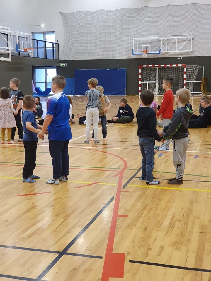 allri hlusta á fyrirmæli kennarans ...