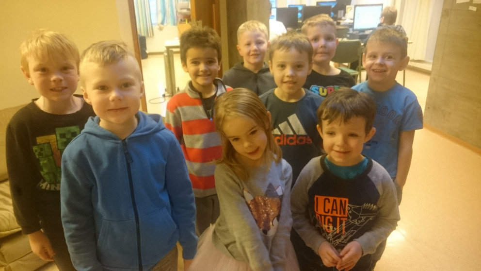 Glæsilegur hópur tilvonandi fyrstu bekkinga auk nemenda núverandi fyrsta og annars bekkjar.