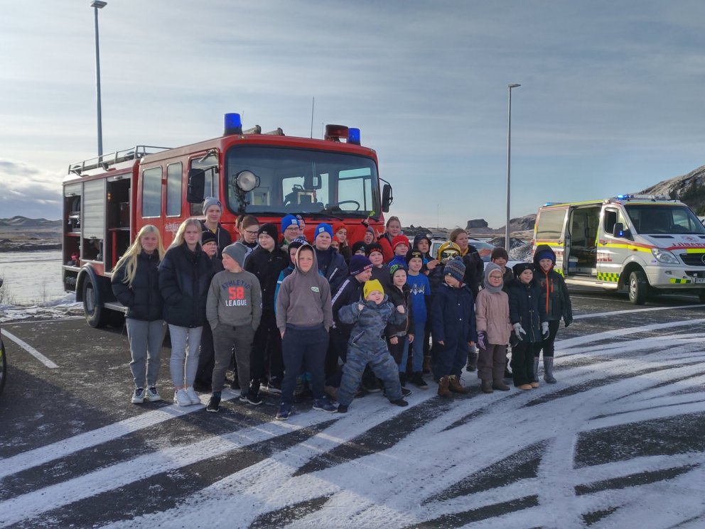 Hópmynd við slökkviliðsbílinn