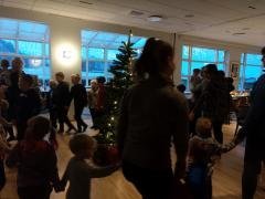 Dansað kringum jólatréð