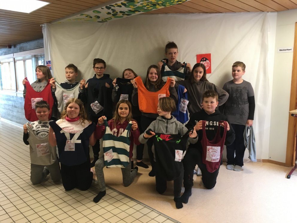 Kátir nemendur með pokana sína