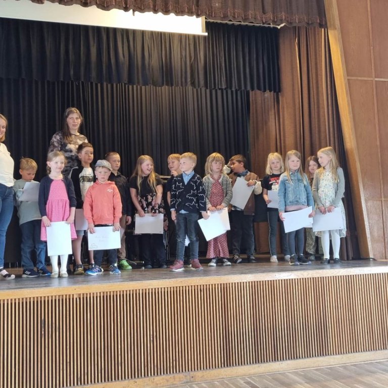 Nemendur 1-2. bekkjar glaðir með vitnisburð vetrarins