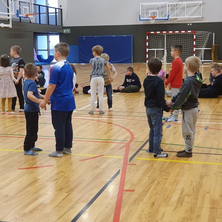 allri hlusta á fyrirmæli kennarans ...