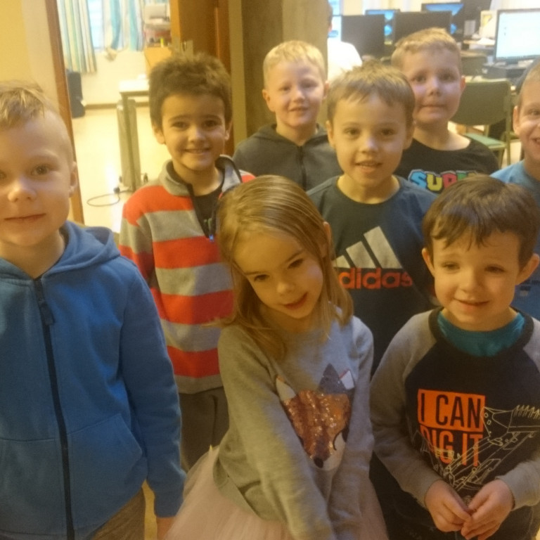 Glæsilegur hópur tilvonandi fyrstu bekkinga auk nemenda núverandi fyrsta og annars bekkjar.