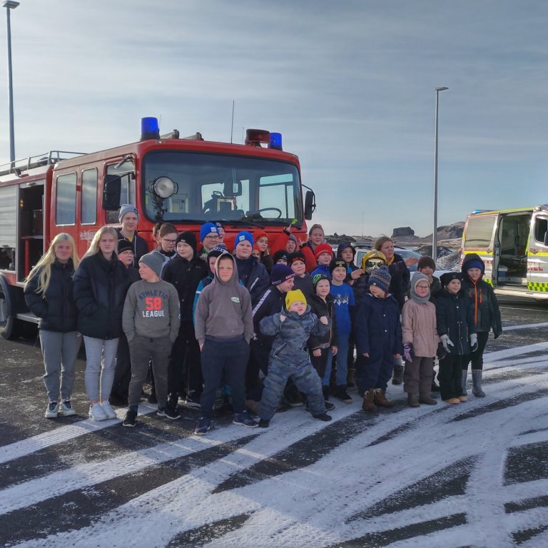 Hópmynd við slökkviliðsbílinn