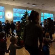 Dansað kringum jólatréð