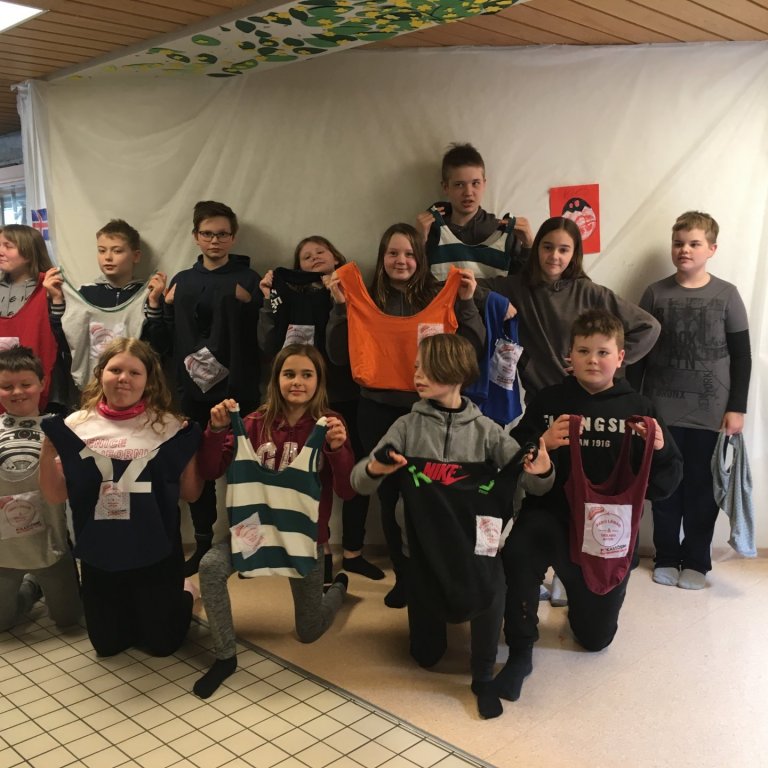 Kátir nemendur með pokana sína